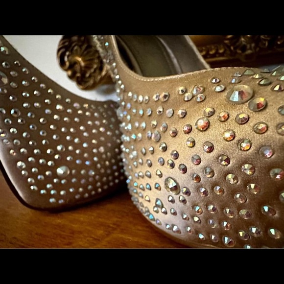 Gorgeous Sparkly Champagne Aldo Stiletto Heels - Fit for a princess! - Picture 9 of 10